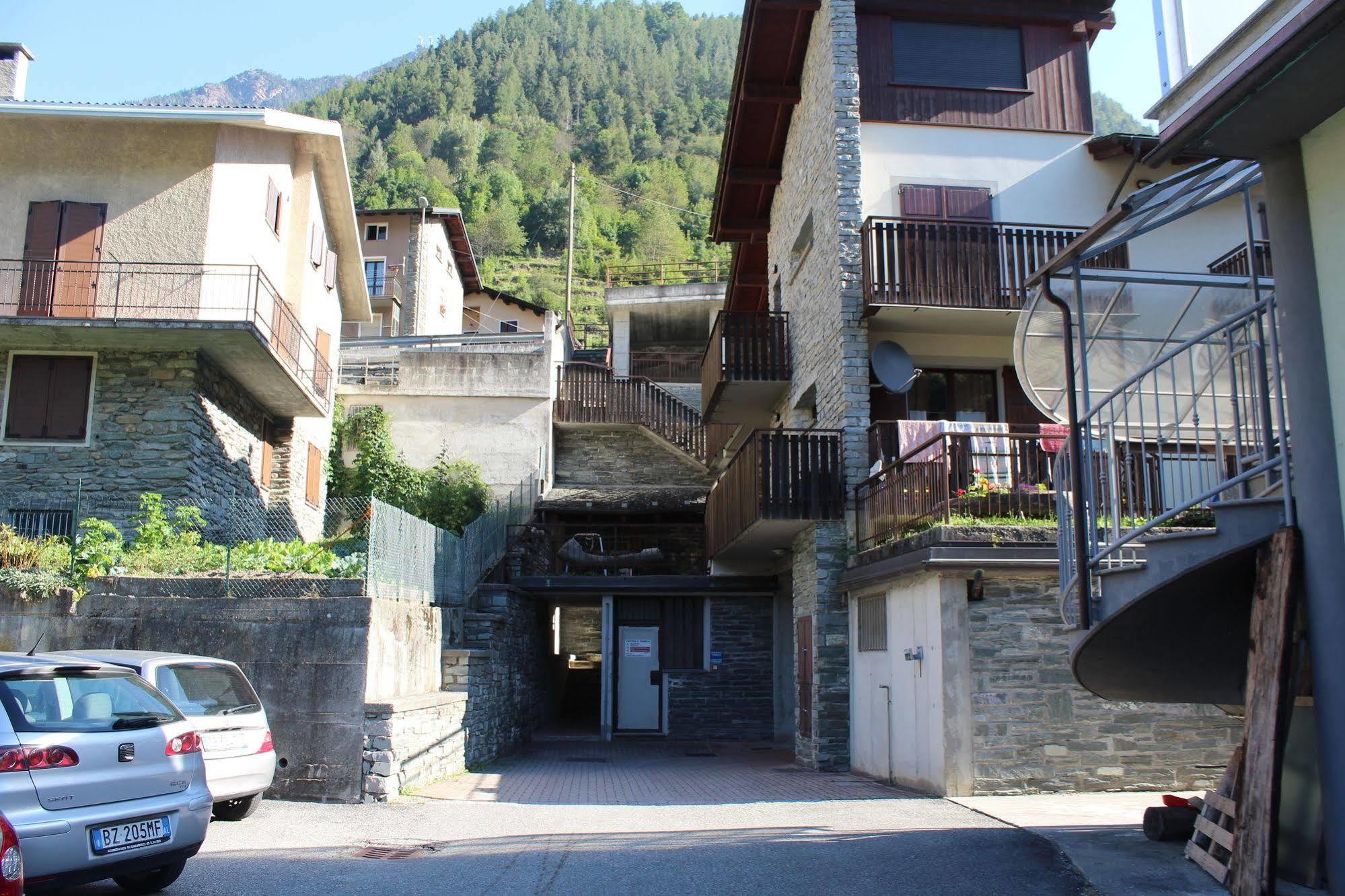 Lanterna Apartments Chiesa in Valmalenco Bagian luar foto